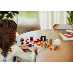 LEGO® Minecraft: La Emboscada En El Portal Del Nether