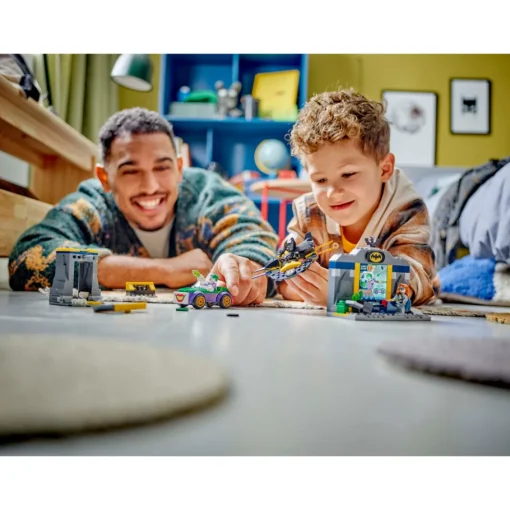 LEGO® Super Heroes: Batcueva Con Batman, Batgirl Y The Joker